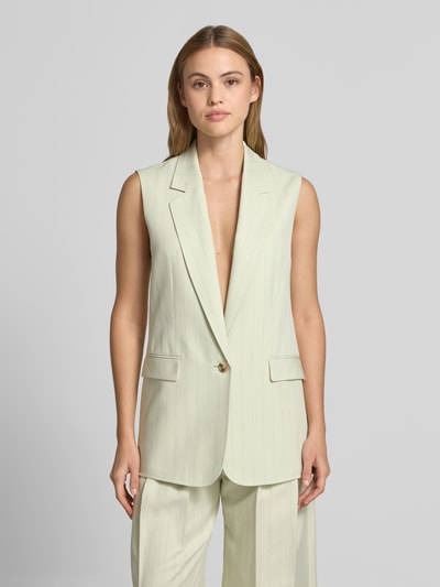 Frauenmodel trägt Regular Fit Anzugweste mit Leinen-Anteil Modell 'JAKILY' von BOSS Orange in zartem Cremeton mit Nadelstreifen-Muster, Reverskragen, V-Ausschnitt, 1-Knopf-Verschluss, Pattentaschen, Optik:Allover-Muster, Materialverarbeitung: Twill, Lyocell-Baumwoll-Leinen-Mix, Ganzkörperansicht von vorne.