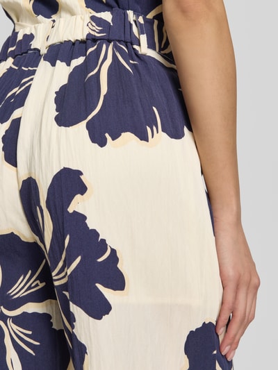 Frauenmodel trägt Stoffhose im Allover-Look Modell 'DOTTER' von MANGO in Beige und Dunkelblau, Lyocell-Mix, Nahaufnahme Hüfte.