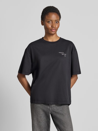 Frauenmodel trägt czarny damski t-shirt Regular Fit T-Shirt aus reiner Baumwolle Modell 'C_Eboys_3' von BOSS Orange, Ganzkörperansicht von vorne