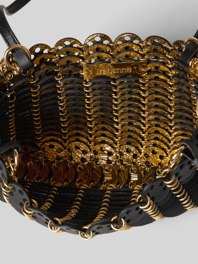 Produktfoto, Handtasche mit Paillettenbesatz von Rabanne, offenes Hauptfach, goldene und schwarze Elemente, strukturierte Textur, 23x17x3 cm.