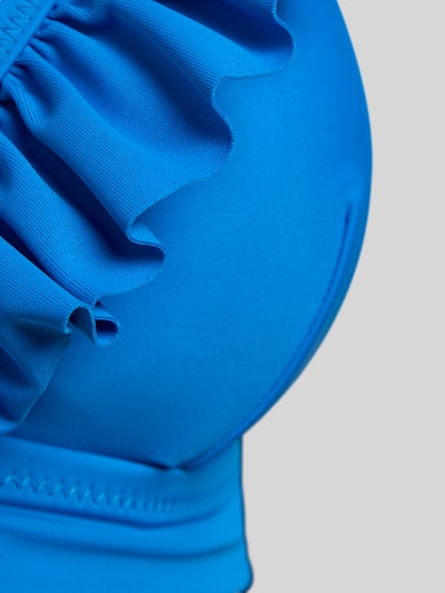 Frauenmodel trägt Bikini-Set mit Rüschen Modell 'BOBBY' von Shiwi in kräftigem Blau, glatte Textur, Nahaufnahme Oberkörper.
