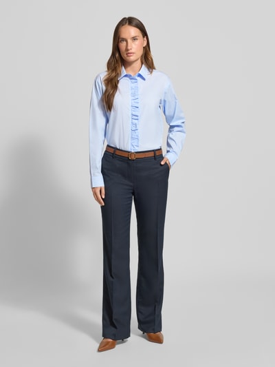 Vrouwenmodel draagt Regular Fit Bluse mit Rüschen van Christian Berg Woman, lichtblauw, puur katoen, overhemdkraag, volledige voorkantaanzicht