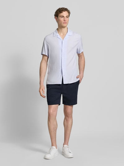 Männermodel trägt Regular Fit Shorts mit elastischem Bund Modell 'SUNFADED' von Gant, Herren Shorts aus Reine Baumwolle, Ganzkörperansicht von vorne.