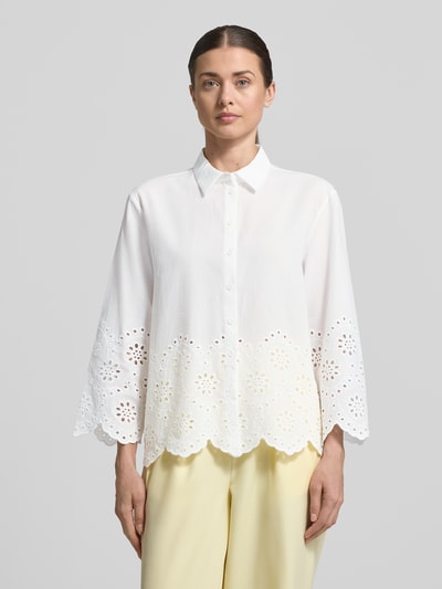 Frauenmodel trägt Regular Fit Bluse mit Lochstickerei von Betty Barclay, weiße Baumwolle, Hemdblusenkragen, dezente Knopfleiste, Ganzkörperansicht von vorne.