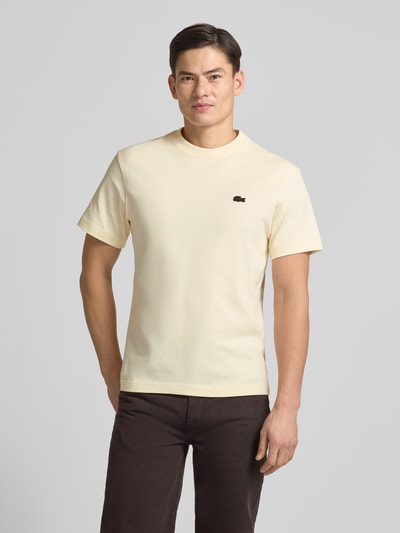 Męski model nosi Regular Fit T-Shirt aus reiner Baumwolle Modell 'LOURD' von Lacoste, efekt: jednolity kolor, wyhaftowane logo, okrągły dekolt, krótki rękaw, bawełna, ganzkörperansicht von vorne.