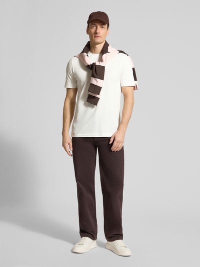 Männermodel trägt T-Shirt mit Rundhalsausschnitt von Drykorn aus reiner Baumwolle, Regular Fit, in Weiß, Ganzkörperansicht von vorne.