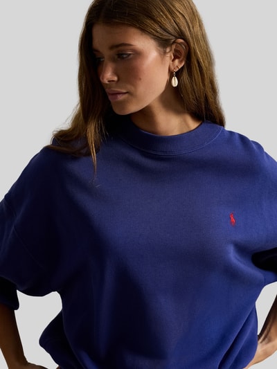 Vrouwenmodel draagt Regular Fit Sweatshirt uit katoenmix van Polo Ralph Lauren in effen blauw met logo-accent, crew neck, close-up bovenlichaam.
