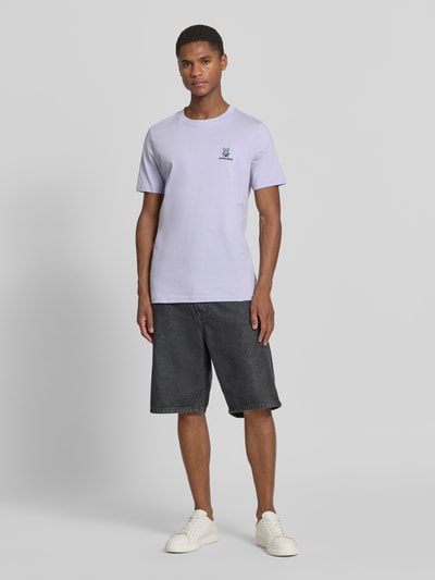 Männermodel trägt T-Shirt mit Stitching und Rundhalsausschnitt von Lindbergh in Hellviolett, Reine Baumwolle, Slim-Fit, Rückenlänge 71 cm, Ganzkörperansicht von vorne.