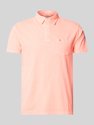 Produktfoto, Slim Fit Poloshirt mit Brusttasche von Superdry in zartem Apricot, Baumwoll-Leinen-Mix, kurze Knopfleiste, strukturierte Oberfläche