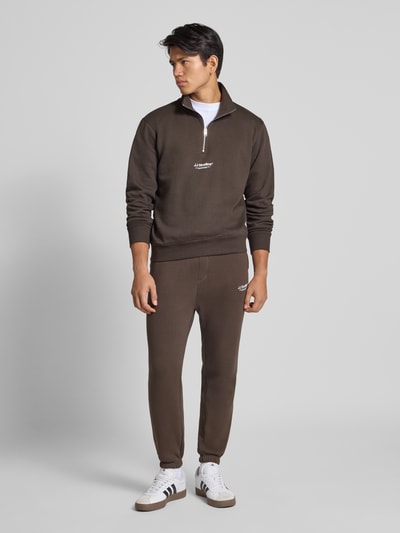 Jack & Jones Regular Fit Sweatpants mit elastischen Bund Modell 'KANE' Dunkelbraun 1