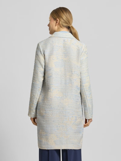 Frauenmodel trägt Mantel mit Baumwoll-Anteil von WHITE LABEL in hellem Blau-Beige, strukturierte Oberfläche, Gerade Passform, Ganzkörperansicht Rückansicht.