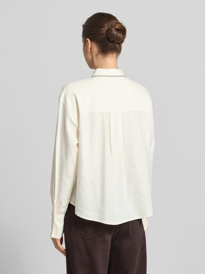Vrouwenmodel draagt Leinenbluse mit Ziernaht und Kentkragen van Christian Berg Woman Selection, recht model, lichte kleur, rugaanzicht