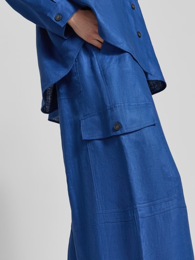 Frauenmodel trägt Wide Leg Cargohose aus reinem Leinen von Weekend Max Mara in kräftigem Blau, sichtbare Cargotaschen, Nahaufnahme Oberschenkel.