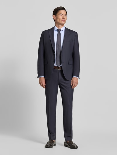 Męski model nosi Slim Fit Businesshemd aus reiner Baumwolle von Jake*s, błękitny, gładka faktura, Ganzkörperansicht von vorne.