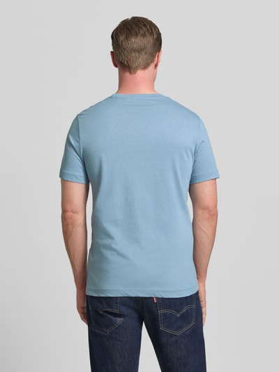 Männermodel trägt Regular Fit T-Shirt aus reiner Baumwolle von Tom Tailor in Optik: Unifarben, Passform: Regular-Fit, Jersey, Ganzkörperansicht Rückansicht.