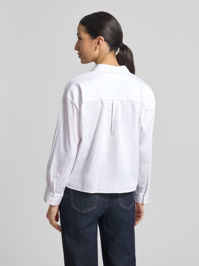 Frauenmodel trägt Regular Fit Bluse mit Pattentaschen von Smith and Soul, weiß, Baumwoll-Mix, Hemdblusenkragen, Ganzkörperansicht Rückansicht