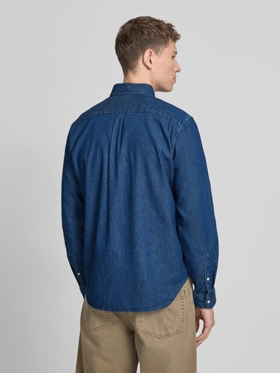 Männermodel trägt Regular Fit Jeanshemd mit Button-Down-Kragen von GAP aus Baumwoll-Mix mit Stretch-Anteil, Rückenlänge 75 cm, Schulterbreite 46 cm, Ärmellänge 66 cm, Brusttasche und Label-Detail, mittleres Blau, Rückansicht, Ganzkörperansicht Rückansicht.