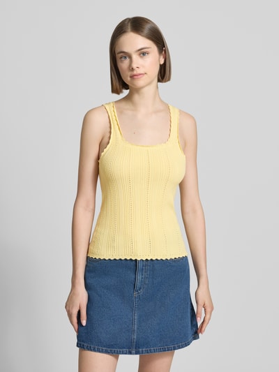 Frauenmodel trägt Tanktop in Pointelle-Strick mit Karree-Ausschnitt Modell 'GIANNA' von JJXX, Viskose-Mix, Körpernaher-Schnitt, Wellensaum, vorne Ganzkörperansicht. Rückenlänge 56 cm bei Größe S.