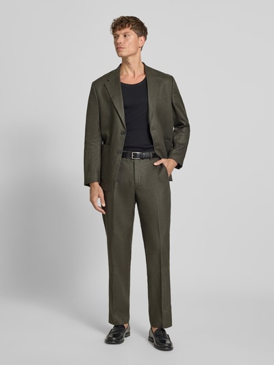 Männermodel trägt Regular Fit Anzughose aus reinem Leinen Modell 'BAILEY' von SELECTED HOMME in Olivgrün, Ganzkörperansicht von vorne.