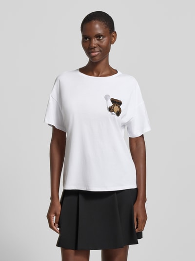 Frauenmodel trägt Regular Fit T-Shirt mit Ziersteinbesatz von Liu Jo White, weiß, Logo-Print, Reine Baumwolle, Rundhalsausschnitt, Ganzkörperansicht von vorne.