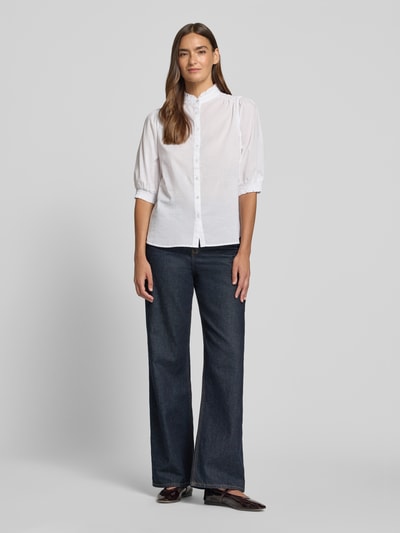 Frauenmodel trägt Damen Bluse von Soyaconcept, Regular-Fit, Reine Baumwolle, Modell 'CALISTE', Stehkragen, Puffärmel, Knopfleiste, weiße Farbe, feine Struktur, glatte Oberfläche, Ganzkörperansicht von vorne. Rückenlänge bei Größe S: 59 cm, Ärmellänge bei Größe S: 38 cm.