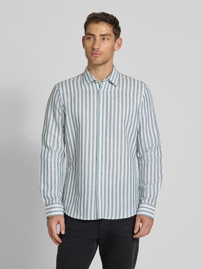 Mannenmodel draagt Slim Fit Business-Hemd aus Leinen-Mix mit Kentkragen van Jake*s in wit-groen, verticaal gestreept, met lange mouwen, knoopsluiting, kentkraag, sportmanchet, slim fit, mix van katoen en linnen, ruglengte 77 cm, schouderbreedte 48 cm, mouwlengte 68 cm, voorkant, geheel lichaam