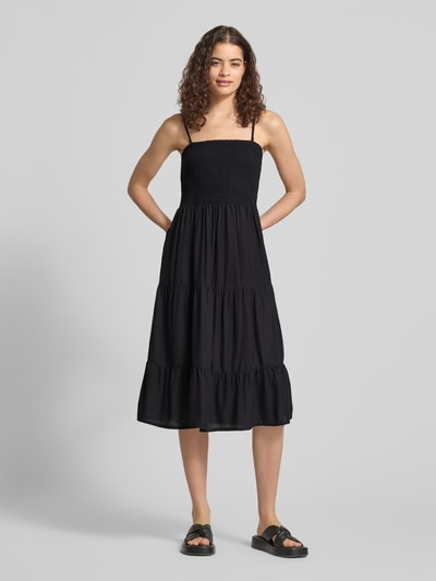 Frauenmodel trägt schwarzes A-Linie Freizeitkleid aus reiner Viskose Modell 'ZELINA LIFE' von Only, Ganzkörperansicht von vorne.