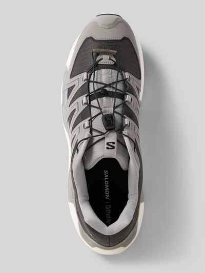 Produktfoto, Sneaker mit profilierter Sohle Modell 'XC ROAM' von Salomon in Grau und Schwarz, abgerundete Spitze, Schnürung, Logo auf der Zunge, strukturierte Textur, Herren Sneaker, Größe 44 mit 4 cm Absatzhöhe, 8 cm Schafthöhe und 8 cm Schaftweite.