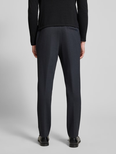 Männermodel trägt Slim Fit Anzughose mit Viskose-Anteil Modell 'P-GENIUS-JCWWGPK261F' von BOSS in Melange-Optik, Ganzkörperansicht Rückansicht.