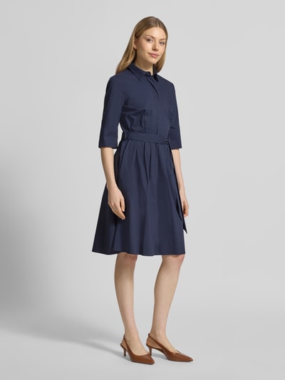 Vrouwenmodel draagt knielang 'Knielanges Hemdblusenkleid mit Bindegürtel' van Christian Berg Woman Selection, katoenmix met stretch, a-lijn, verborgen knoopsluiting, strikceintuur, marineblauw, dames, vooraanzicht volledige lengte