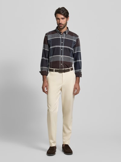 Männermodel trägt Tapered Anzughose aus Lyocell-Mix Modell 'PERIN' von BOSS, Optik: Unifarben, Bügelfalten, Ganzkörperansicht von vorne.
