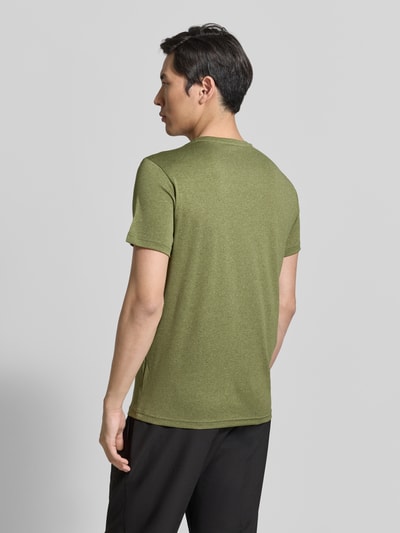 Männermodel trägt Regular Fit T-Shirt mit Rundhalsausschnitt Modell 'Bearden' von Icepeak, Rückenlänge 69 cm, Rückansicht.