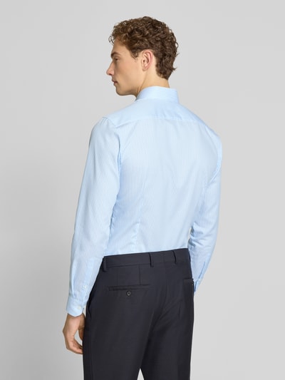 Męski model nosi Super Slim Fit Business-Hemd mit Kentkragen od OLYMP z bawełny, listwa guzikowa, długość tyłu 80 cm, szerokość w rozmiarze 40: 45 cm, długość rękawów 68 cm, widok całej sylwetki z tyłu