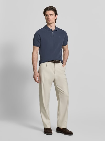Männermodel trägt Poloshirt aus Baumwolle von MARC O’POLO DENIM, reine Baumwolle mit Bio-Anteil, gerader Schnitt, Piqué, Polokragen, kurze Knopfleiste, Logo, Rückenlänge bei Größe M 69 cm, Ganzkörperansicht von vorne