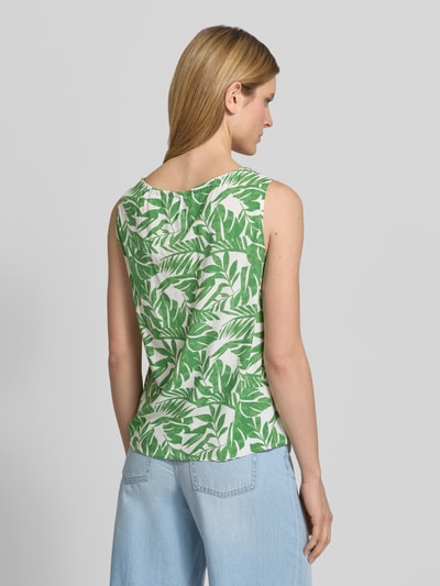 Frauenmodel trägt Blusenshirt mit Binde-Detail und Rundhalsausschnitt von More & More in Grün-Weiß, Reine Viskose, Gerader-Schnitt, Rückenlänge bei Größe 36: 57 cm, Ganzkörperansicht Rückansicht.