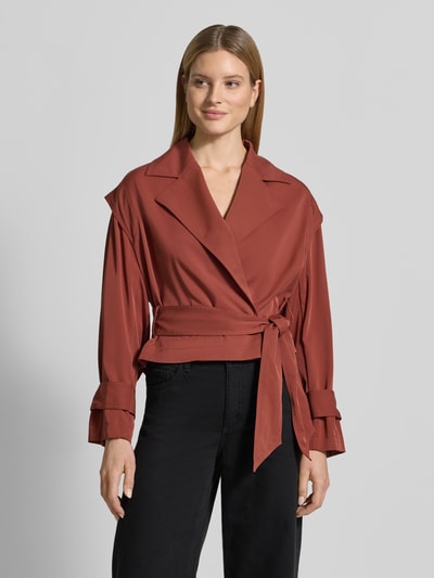 Frauenmodel trägt Slim Fit Trenchcoat aus Viskose-Mix Modell 'C-Jophelia' von BOSS Orange, Optik: Unifarben, Twill, Ganzkörperansicht von vorne.