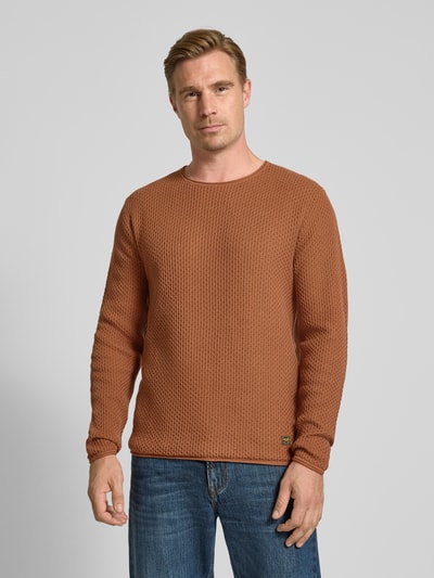 Mannenmodel draagt gebreide pullover met structuurpatroon Model 'BLUMASON' van JACK & JONES, puur katoen, recht model, ronde hals, labelpatch, ruglengte maat M 68 cm, mouwlengte maat M 66 cm, geheellichaamsaanzicht van voren