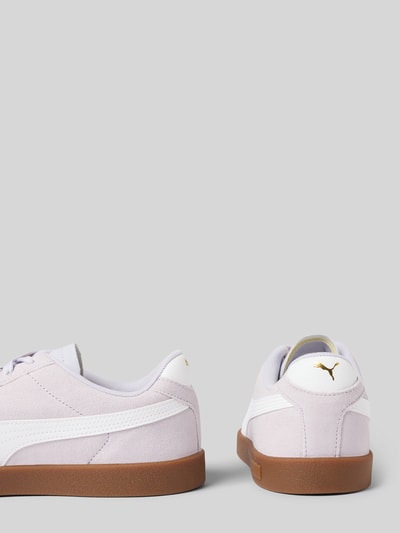 Produktfoto, Sneaker aus Leder mit Logo-Details Modell 'Club II' von PUMA, Damen Sneaker in Weiß mit abgerundeter Form, Schnürverschluss, strukturierte Sohle, Absatzhöhe 3 cm, Schafthöhe 7 cm, Schaftweite 7 cm, kontrastierende braune Sohle, Echtleder, Design auf grauem Hintergrund