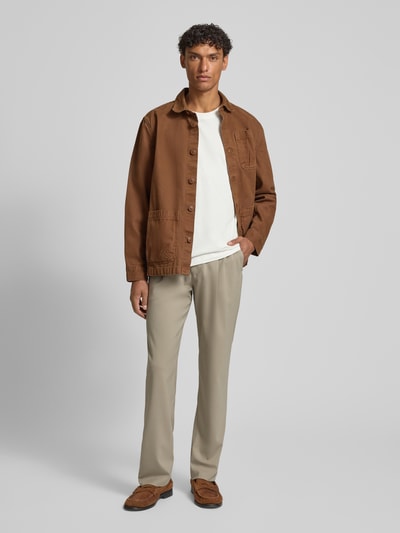 Mannenmodel draagt Hose mit französischen Eingrifftaschen Modell 'hart' van Matinique in beige, straight fit materiaal-mix, volledige vooraanzicht.