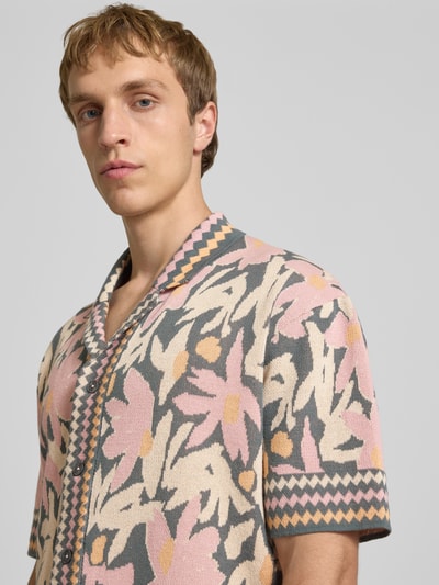 Männermodel trägt Relaxed Fit Freizeithemd aus Baumwoll-Mix Modell 'DUKE' von Only & Sons, mehrfarbig, florales Muster, Nahaufnahme Oberkörper.