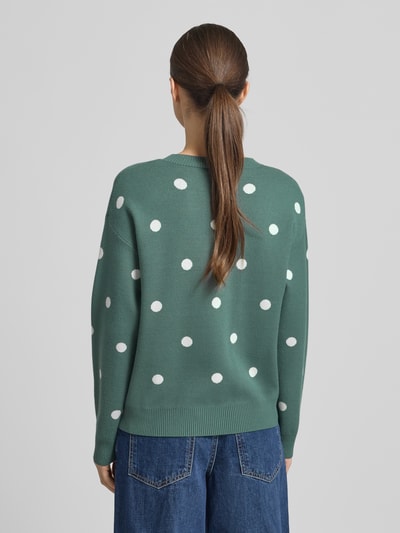 Frauenmodel trägt Strickpullover aus Viskose-Mix Modell 'Flow' von FREE/QUENT in grün mit weißen Punkten, Regular Fit, Rückenansicht, Ganzkörperansicht Rückansicht.