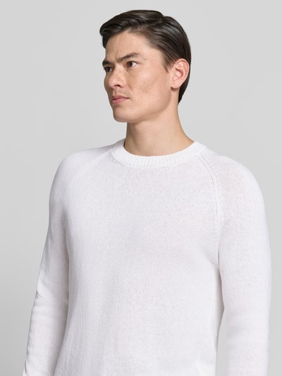 Männermodel trägt Strickpullover aus Baumwoll-Kaschmir-Mix mit Rundhalsausschnitt von GRAN SASSO, Bouclé-Optik, Slim-Fit, Nahaufnahme Oberkörper
