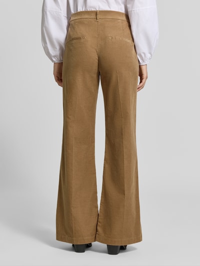 Frauenmodel trägt hellbraune Wide Leg Cordhose aus Baumwoll-Mix Modell 'MAINE' von Brax, Damen Cordhose, Ganzkörperansicht Rückansicht.