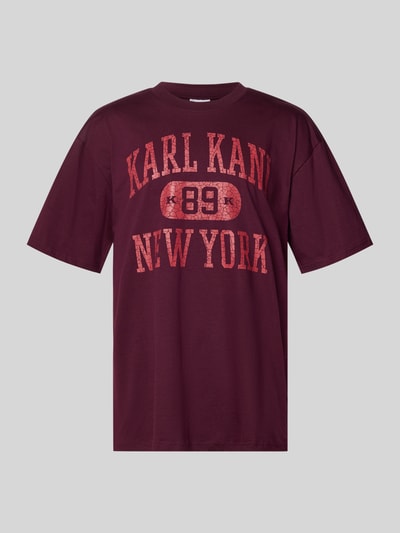 Produktfoto, Oversized Fit T-Shirt mit Logo-Print Modell 'Heritage' von KARL KANI in Dunkelrot aus Reine Baumwolle mit Rundhalsausschnitt. Herren T-Shirt, Rückenlänge 73 cm bei Größe M.