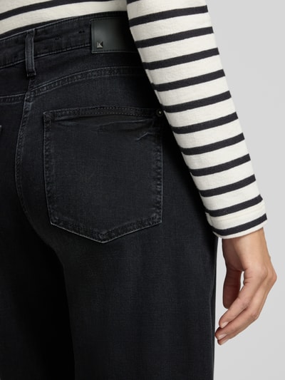Vrouwenmodel draagt Barrel Jeans uit katoenmix van CAMBIO, donkere kleur, rechte lijnen, detailopname achterkant. Dames Barrel Jeans van CAMBIO.