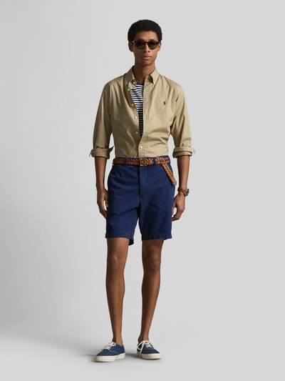 Męski model nosi Regular Fit Freizeithemd aus reiner Baumwolle von Polo Ralph Lauren, efekt: jednolity kolor, krój regular fit, kołnierzyk typu button down, listwa guzikowa na całej długości, wyhaftowane logo, zapięcie na guziki, długi rękaw, sportowy mankiet, splot twill, materiał: bawełna, całopostaciowy widok z przodu