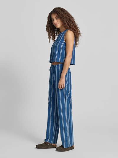 Frauenmodel trägt Jeansbluse mit rückseitigem Schlüsselloch-Ausschnitt von Jake*s Casual, reine Baumwolle, gerader Schnitt, Ganzkörperansicht von der Seite.