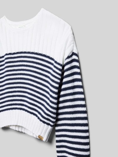 Produktfoto, Strickpullover mit Label-Detail Modell 'SLASH' von Abercrombie&Fitch, weiß mit dunkelblauen Streifen, Rippstruktur, gerader Schnitt