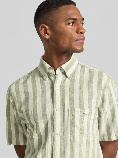 Männermodel trägt Regular Fit Freizeithemd aus Leinen-Baumwoll-Mix von Gant, Streifenmuster, Button-Down-Kragen, Nahaufnahme Oberkörper.