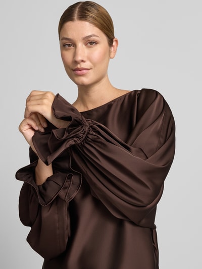 Frauenmodel trägt Blusenshirt aus Satin mit Volantärmeln von VM by Vera Mont in Braun, glatte Textur, Regular Fit, Nahaufnahme Oberkörper.